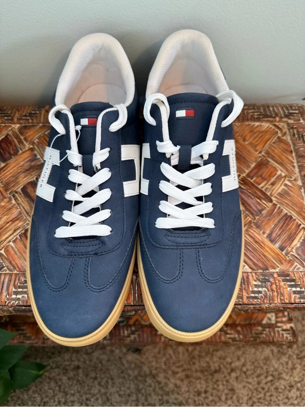 Tommy Hilfiger Maisie Navy/White Low-Top Sneakers w/Gum Outsole Wmns sz 10 NWOT